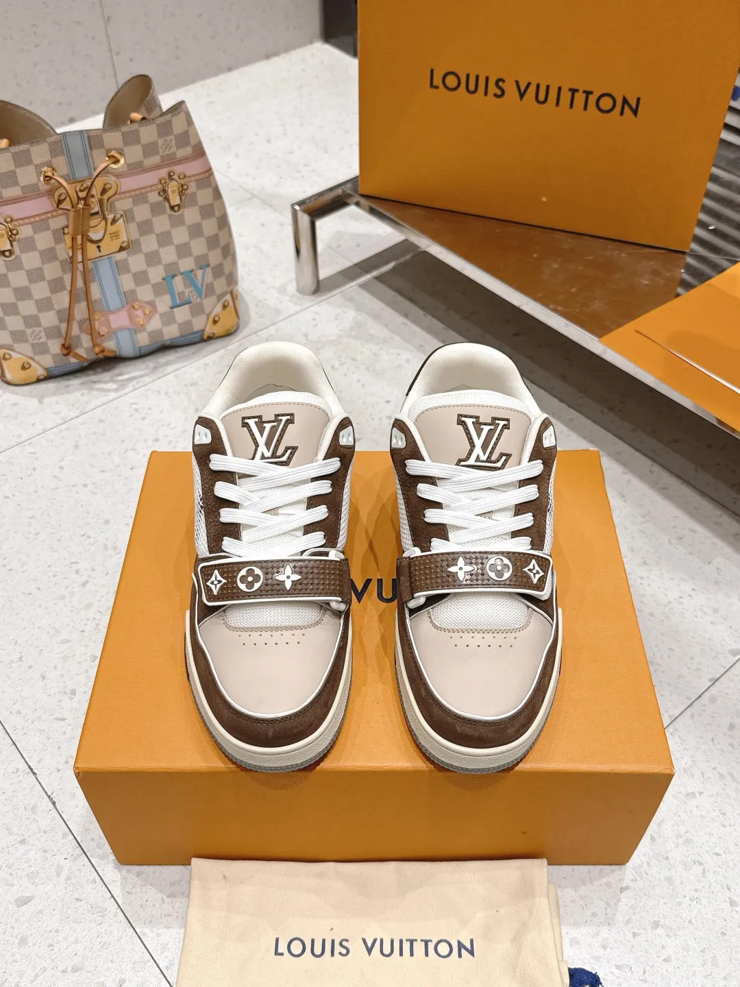 👟👟Ex-factory price 740👟👟 Top version: LV Louis Vuitton L House Donkey Brand Trainer Series Velcro Four-leaf Clover Casual Sports Shoes Skateboard Shoes Original purchase and development Production Original purchase and development Production This LV Trainer sneaker is made of smooth cow leather with meticulous perforations, cleverly interpreting the inspiration exploration of retro basketball shoes. The complex upper continues the classic structure, with Monogram flowers and asymmetrical Louis and Vuitton logos decorating the sides and rear. Exquisite packaging at the delivery counter🛍📦 ▪️Fabrics: Original customized imported first-layer cowhide ▪️Inner lining: Original customized breathable mesh lining ▪️Outsole: Original open-molded non-slip TPU combination outsole ▪️Sole thickness: 3CM ▪️Size: Women's 35-40 Men's 39-45